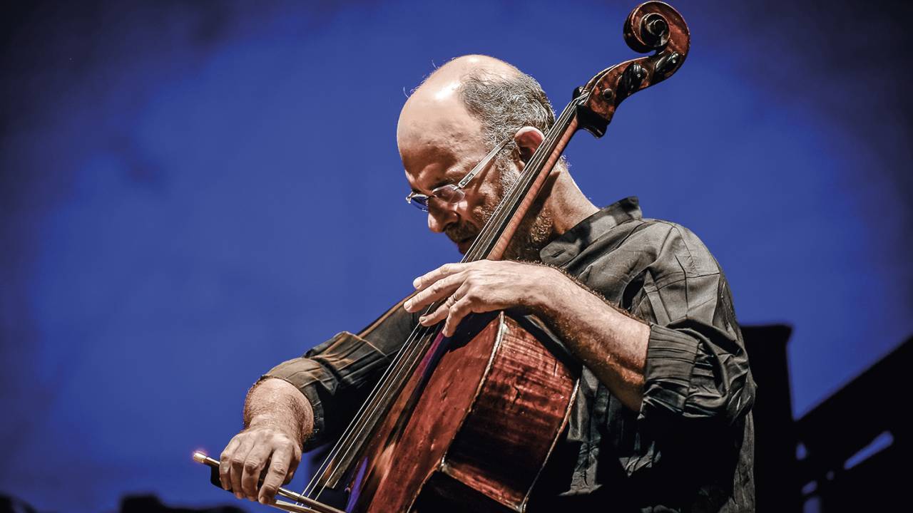 Jaques Morelenbaum toca violoncelo no palco