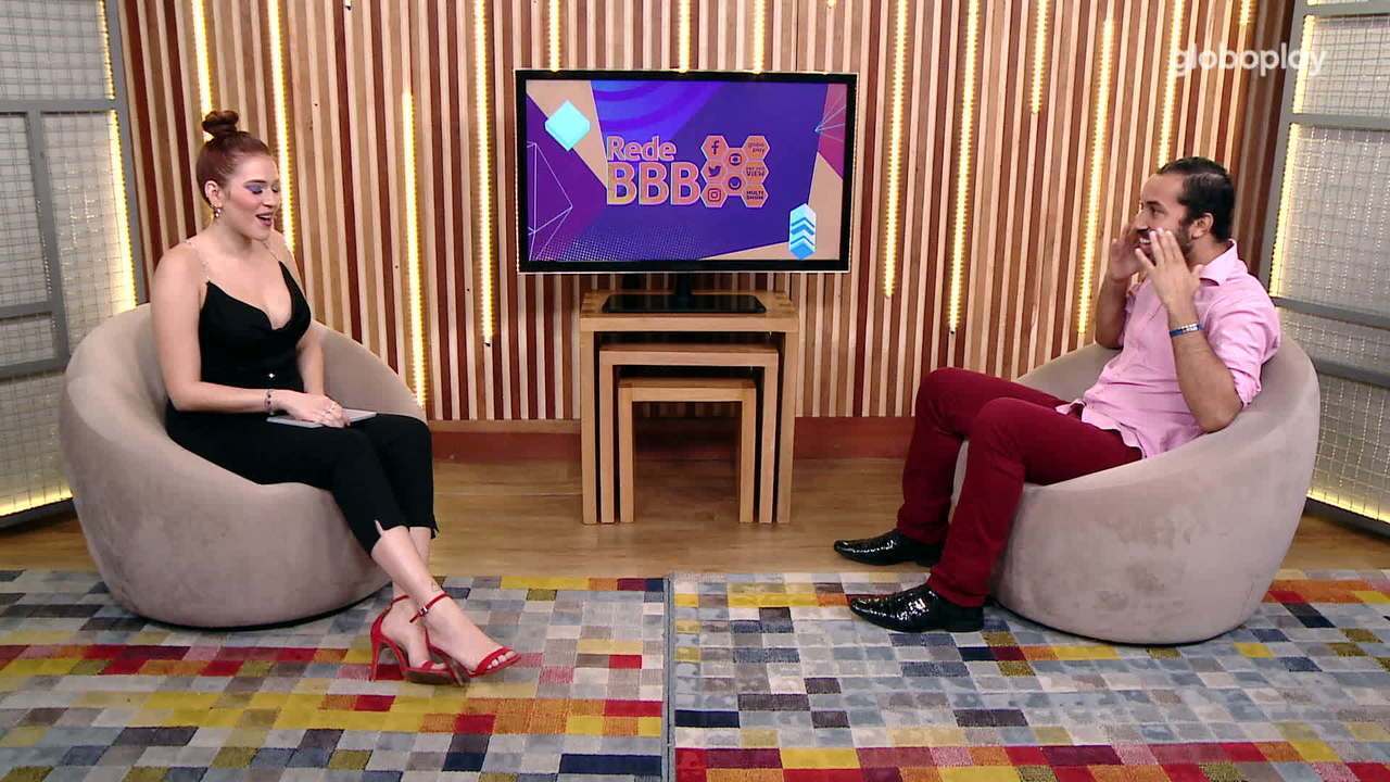 A imagem mostra Ana Clara e Gilberto, sentados frente a frente, enquanto ela o entrevista