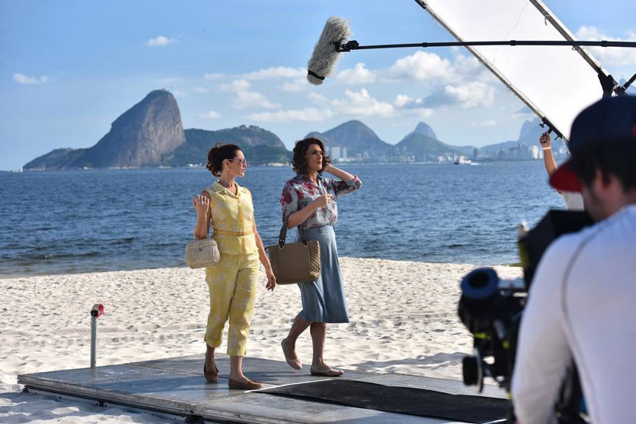 A imagem mostra Paulo Gustavo, vestydo como Dona Herminia, na orla de Icaraí, ao lado da atriz Alexandra Richter