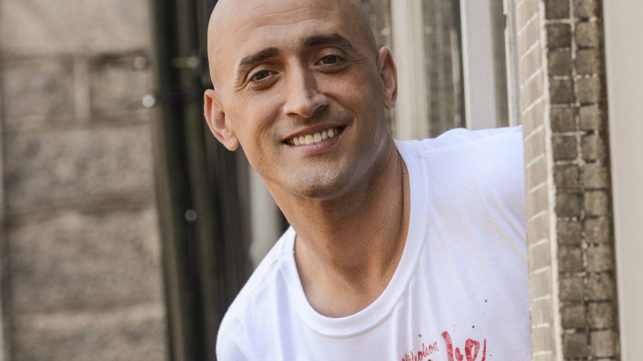 Paulo Gustavo numa janela