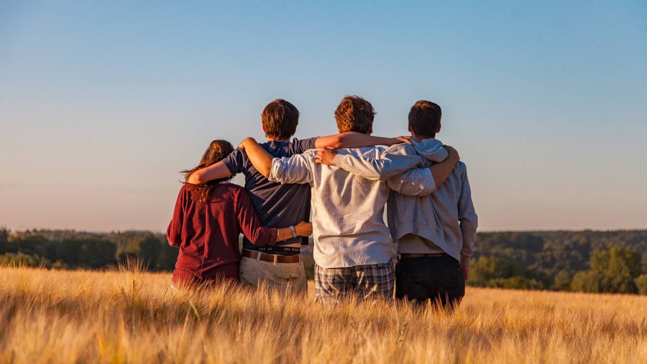 Amigos abraçados