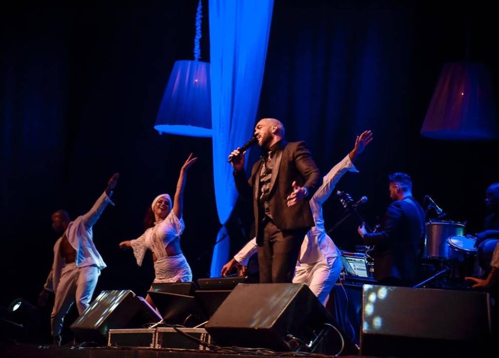 Paes suspende vacinação no Espaço Hall após show com aglomeração