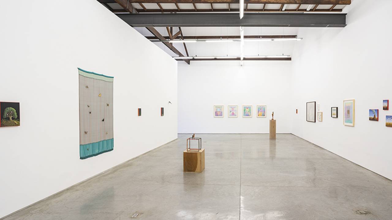 Exposição de Alex Cervený & Efrain Almeida mostra pinturas nas paredes