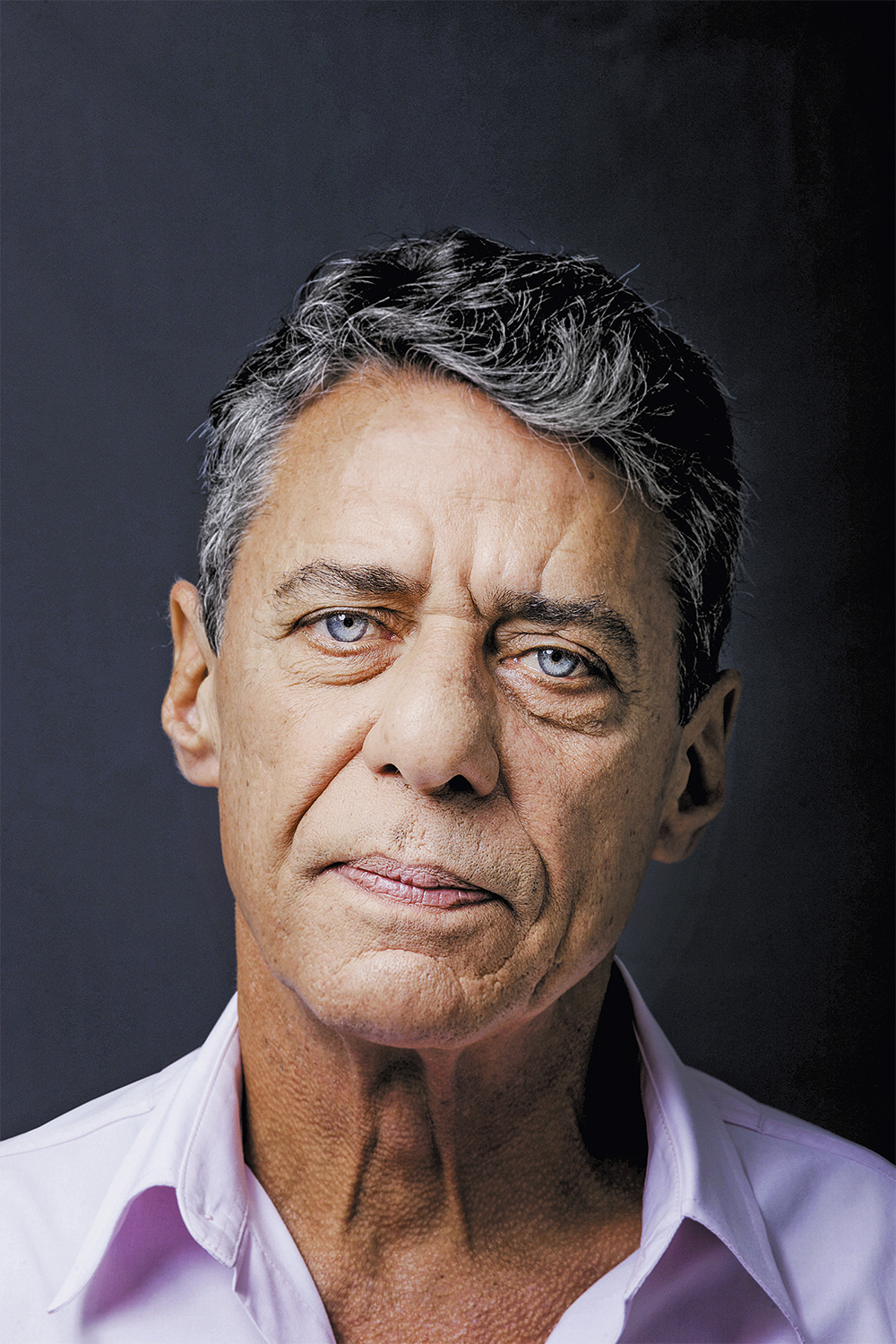 ‘Feministas têm razão’, diz Chico ao excluir do repertório música pedida por Nara Leão