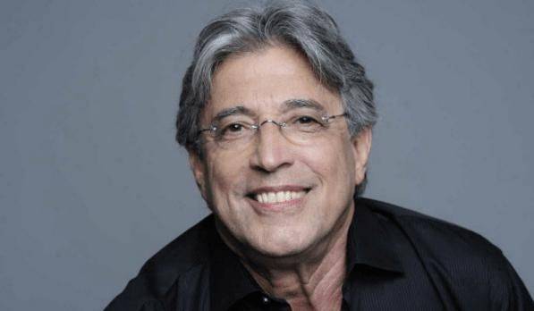Ivan Lins participa do concerto natalino na fachada do Theatro Municipal