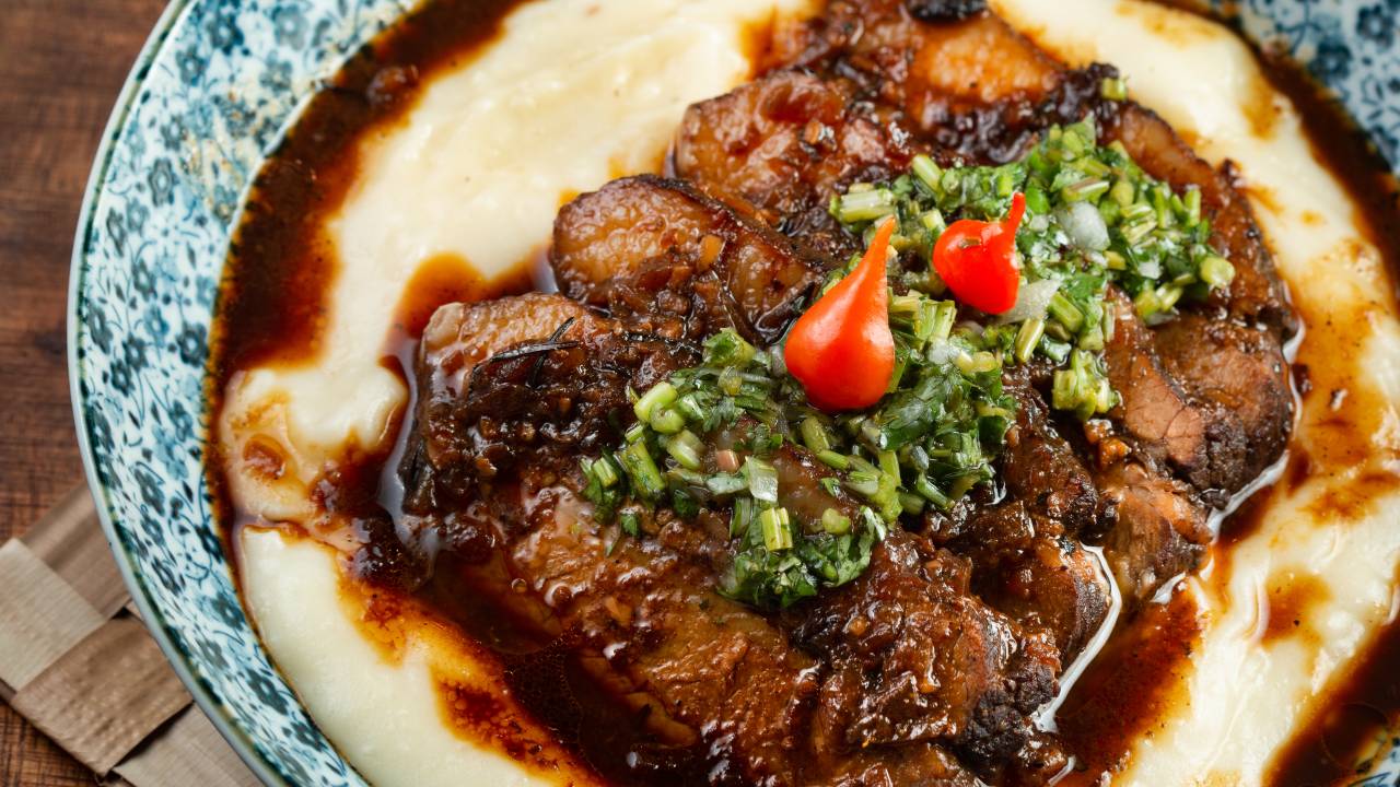 Peito assado e aligot de aipim: no menu do Kalango
