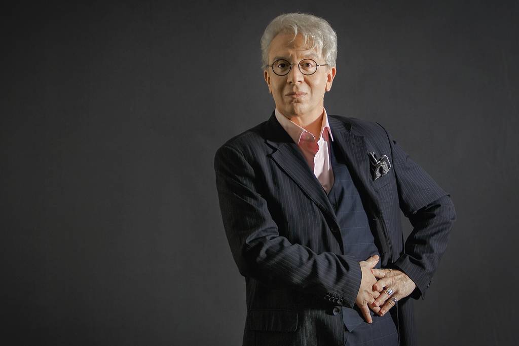 Controverso e afiado, Clodovil é retratado sem redenções em espetáculo