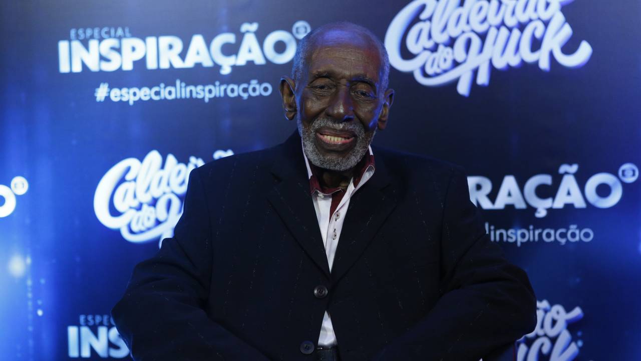 Nelson Sargento num fundo azul escrito inspiração Caldeirão do Huck