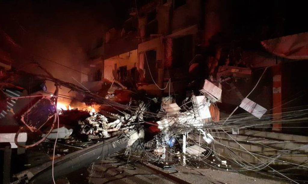 Bombeiros resgatam mulher sob escombros de prédio em Rio das Pedras