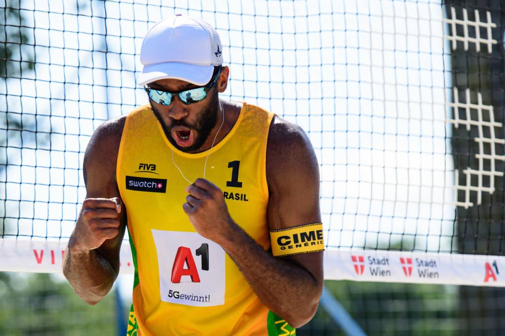 Às vésperas das Olimpíadas, atleta do vôlei é flagrado em festa proibida