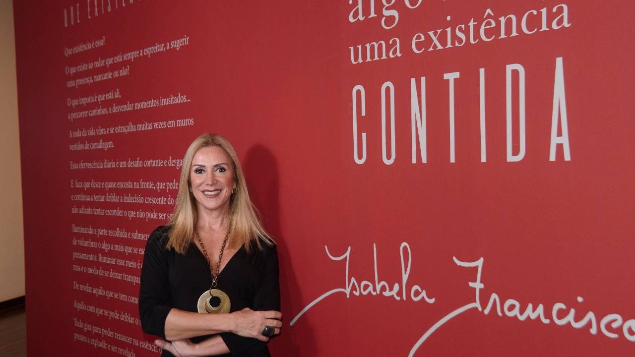 Artista plástica Isabela Francisco faz exposição no Centro Cultural do Correios