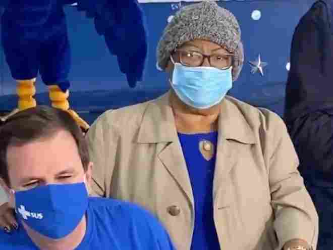 Depois do roupão de Zeca, é a vez de Tia Surica tirar o gorro do armário