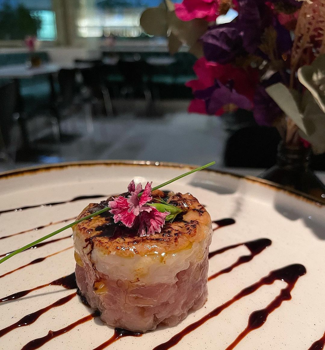 Tokkuri: atum com foie gras, a receita ainda pode ganhar incremento de vieiras, como este da foto
