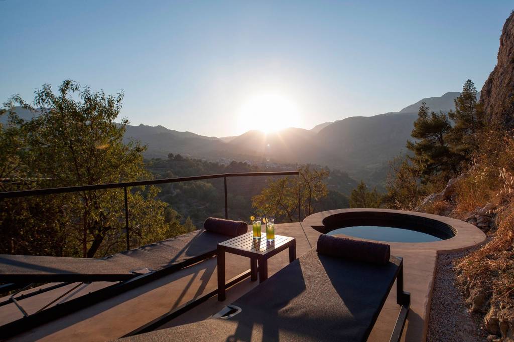 hotel sustentável na Espanha Vivood - Benimantell, Espanha. Hotel possui sistema de reaproveitamento de água e painéis solares.