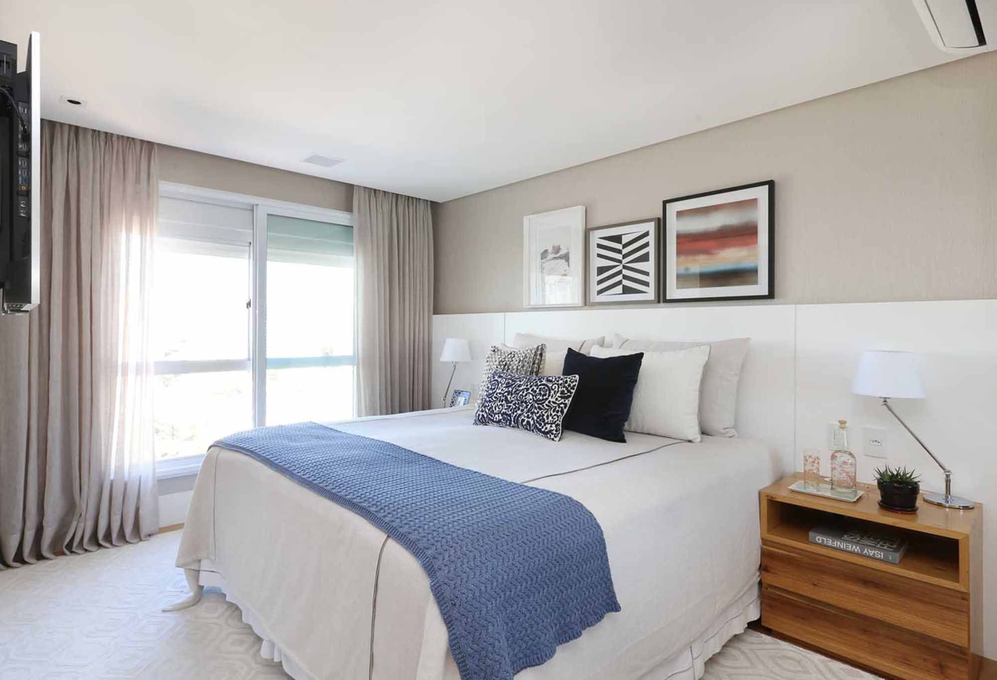 Azul une apartamento visualmente e &eacute; ponto de luz em decora&ccedil;&atilde;o clean.