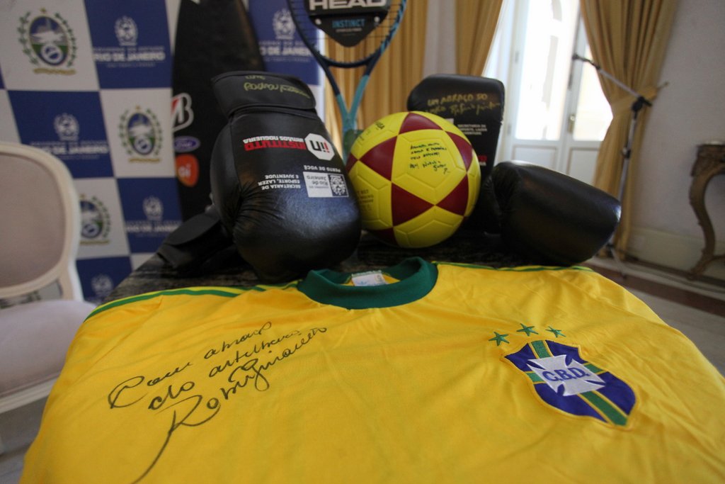 Doação de objetos esportivos para o Rio Solidário. Foto: Eliane Carvalho Imagem mostra camisa do Brasil autografada