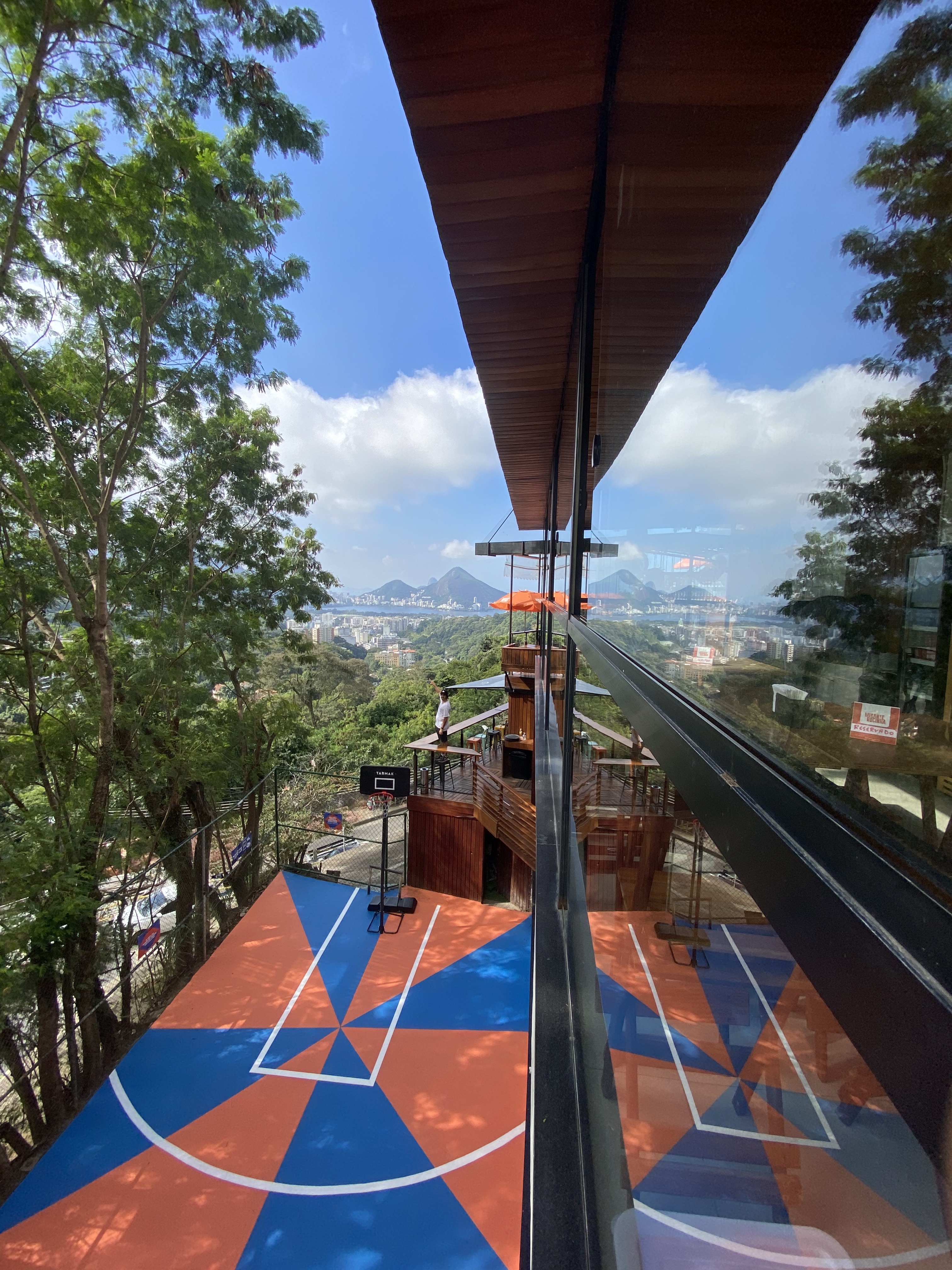 Foto mostra a vista da quadra localizada no mirante da Rocinha