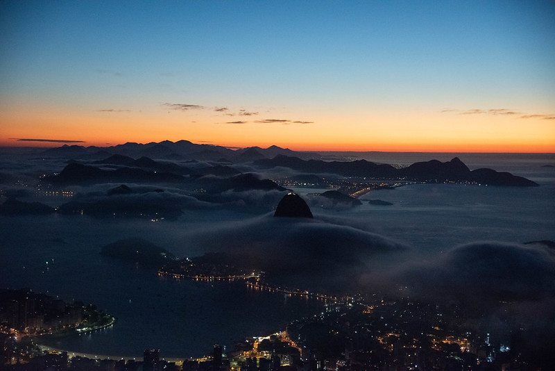 vista aérea do cristo redentor ao anoitecer