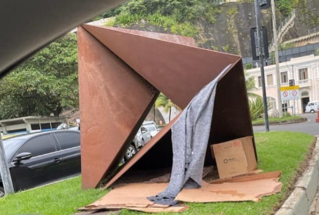 Amilcar e uma escultura realmente pública