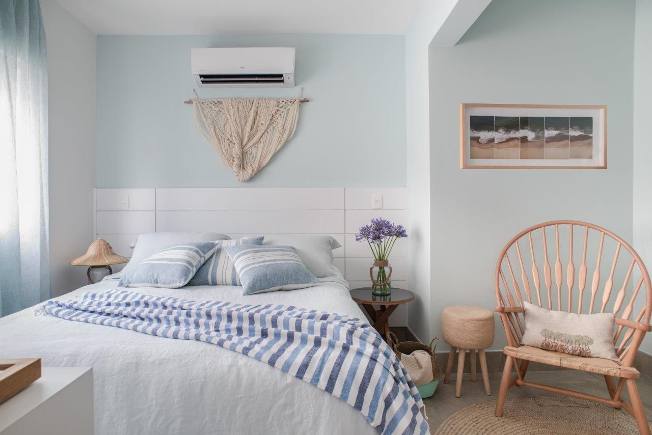 Casa de praia mescla tons de cinza com muita madeira.