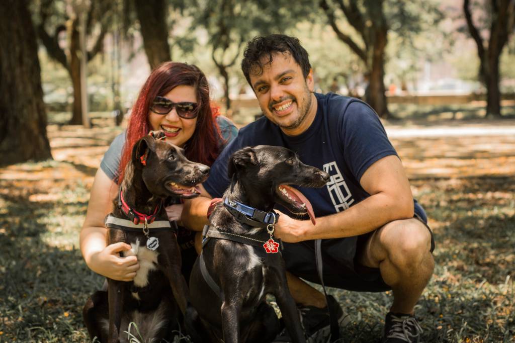 Cacau Cookie Lua e Dani por Foto mostra dois tutores em um parque com dois cães vira-latas pretos