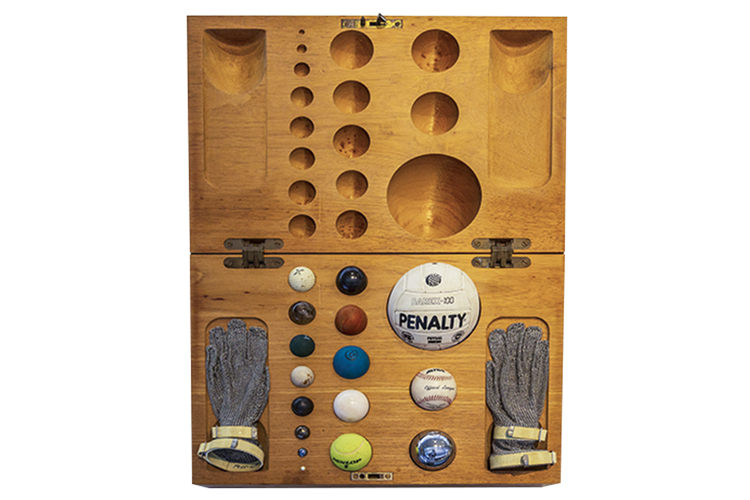 To LC (1993), de Cildo Meireles mostra um conjunto de bolas esportivas