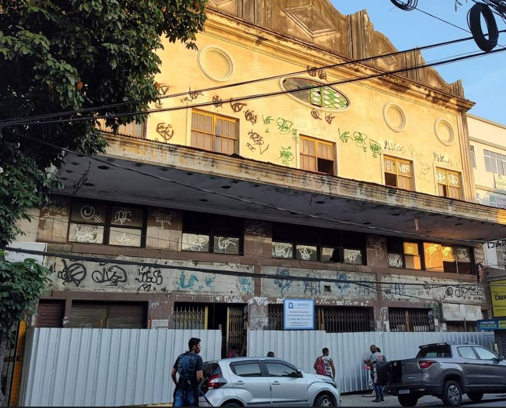 Os cinemas de rua suburbanos pedem socorro há décadas