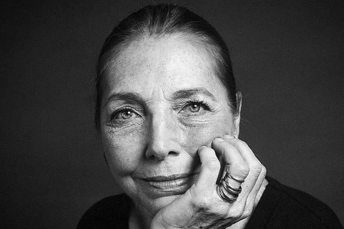 Marina Colasanti com o queixo apoiado nas mãos em foto em preto e branco