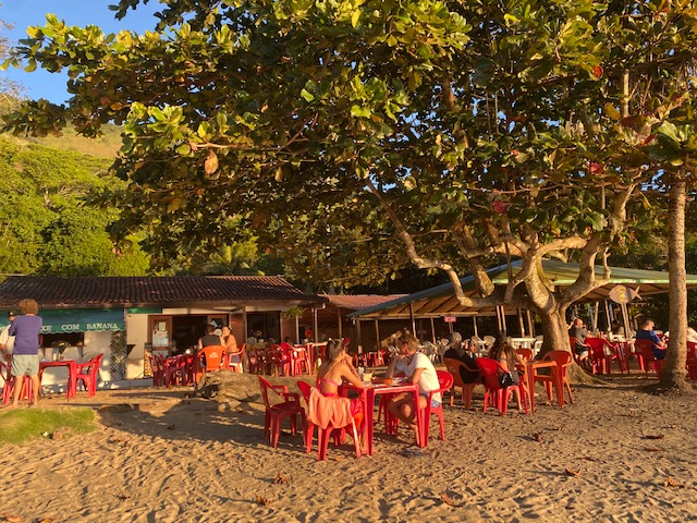 O clima pé na areia do restaurante Peixe com Banana