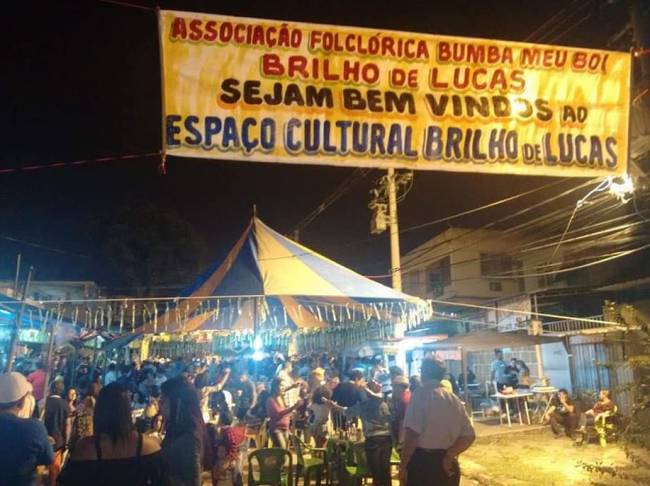 Foto de um cartaz ando boas vinda para as pessoas que chegam na Festa de rua do Boi Brilhante de Lucas