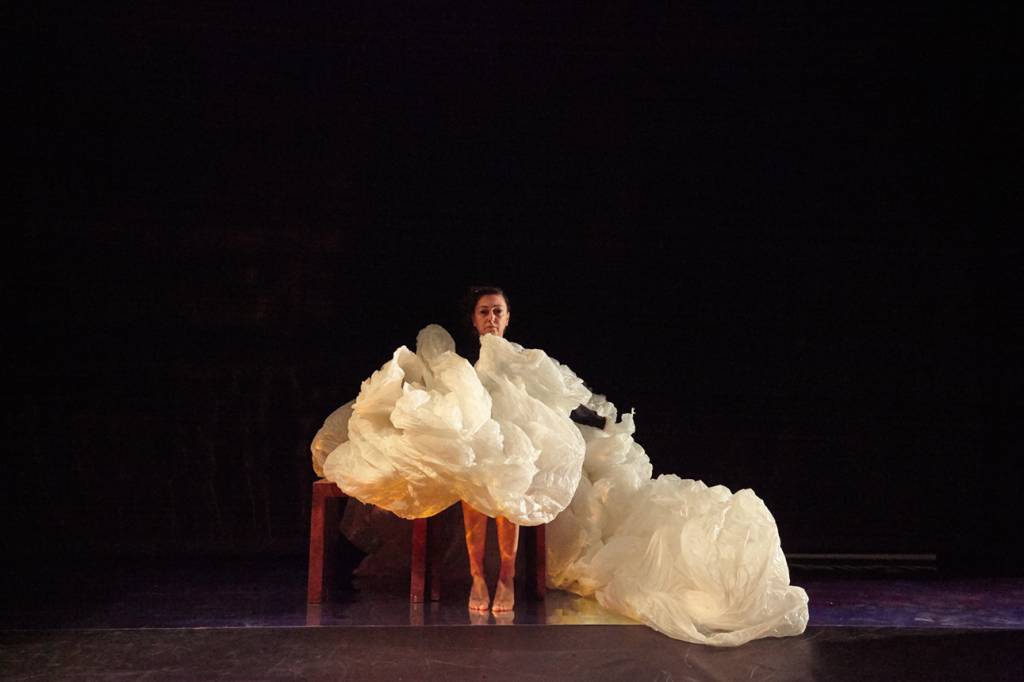 Sem Palavras Foto Nana Moraes (24) Atriz no palco com um grande tecido em volta dela