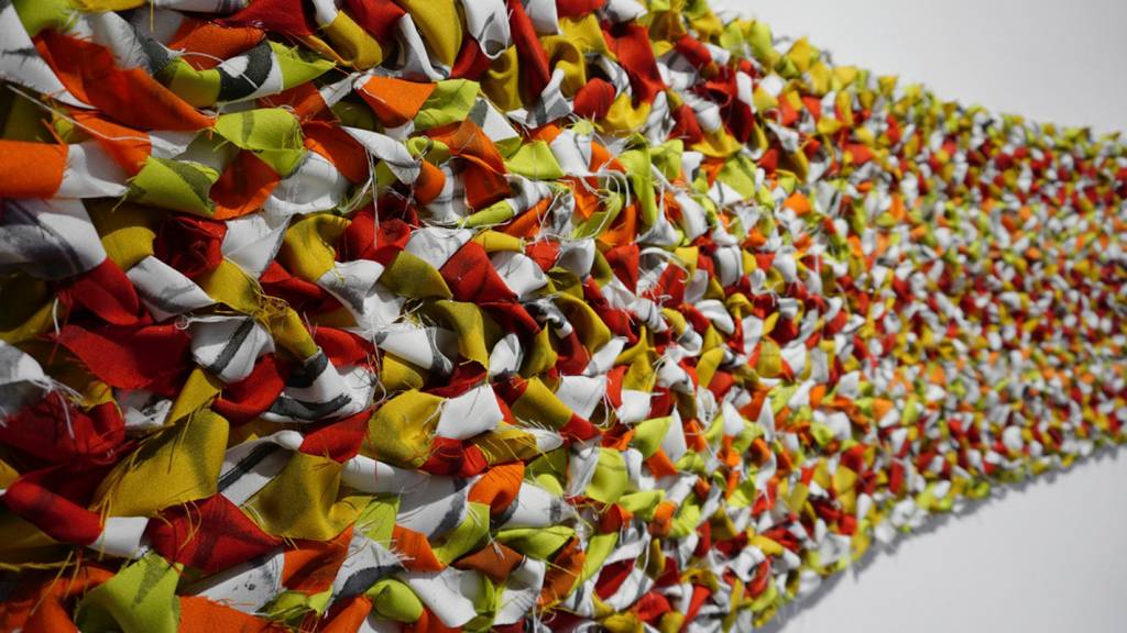 Novas exposições no Centro Cultural Correios exploram diferentes texturas