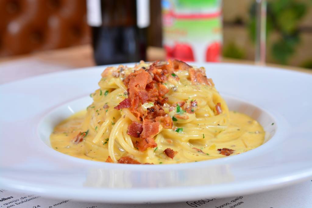 Mamma mia: aprenda a fazer o espaguete à carbonara da Cantina da Praça
