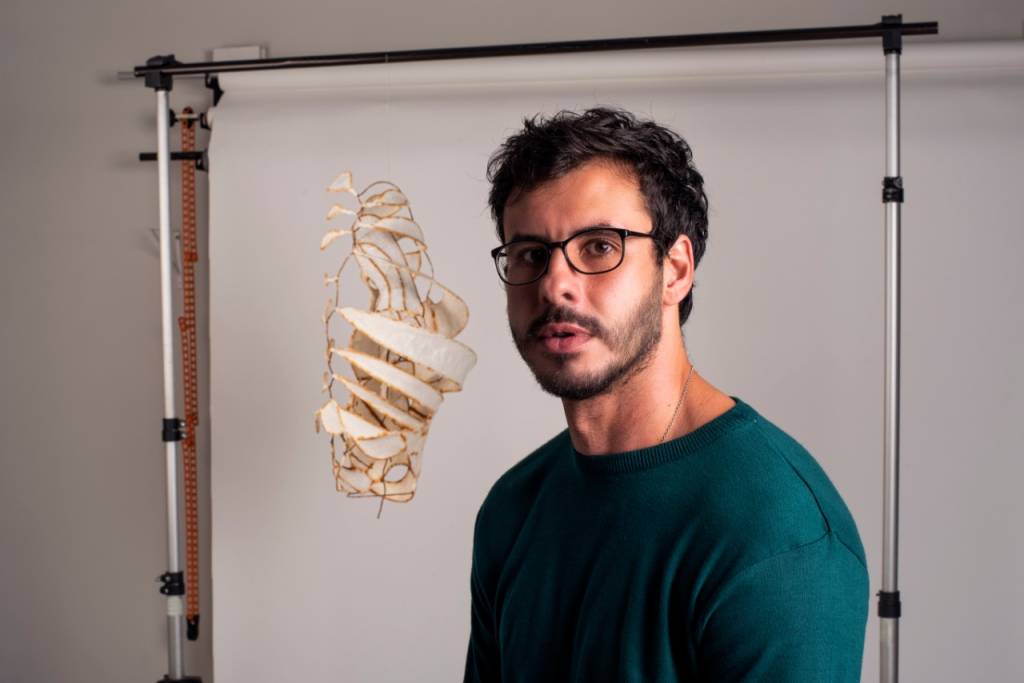 Escultor de Niterói é finalista em prêmio global de arte contemporânea