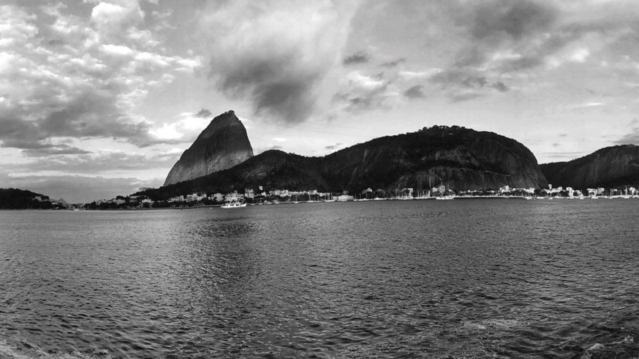 A imagem mostra o pão de açucar e a baia de guanabara num dia cinza