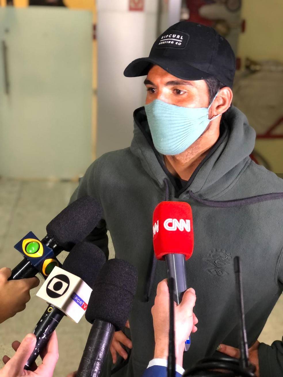 Gabriel Medina volta ao Brasil e rebate provocação de japonês: ‘Eu venci’