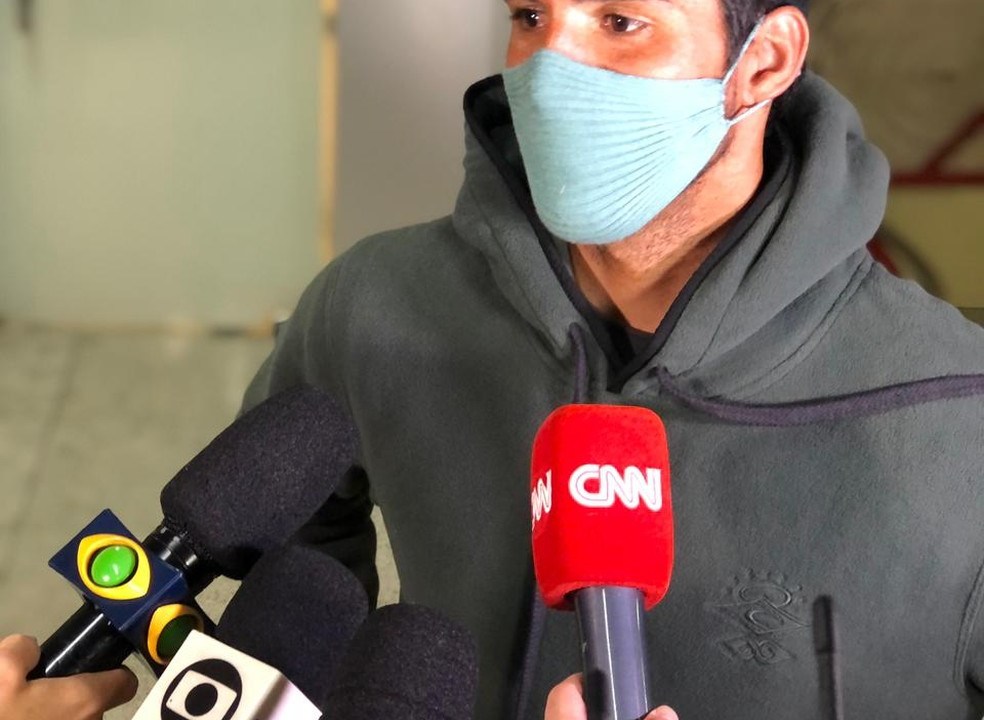A imagem mostra Gabriel Medina dando entrevista