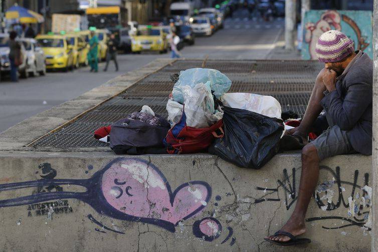 Diante onda de frio, Rio monta postos para abrigar população vulnerável