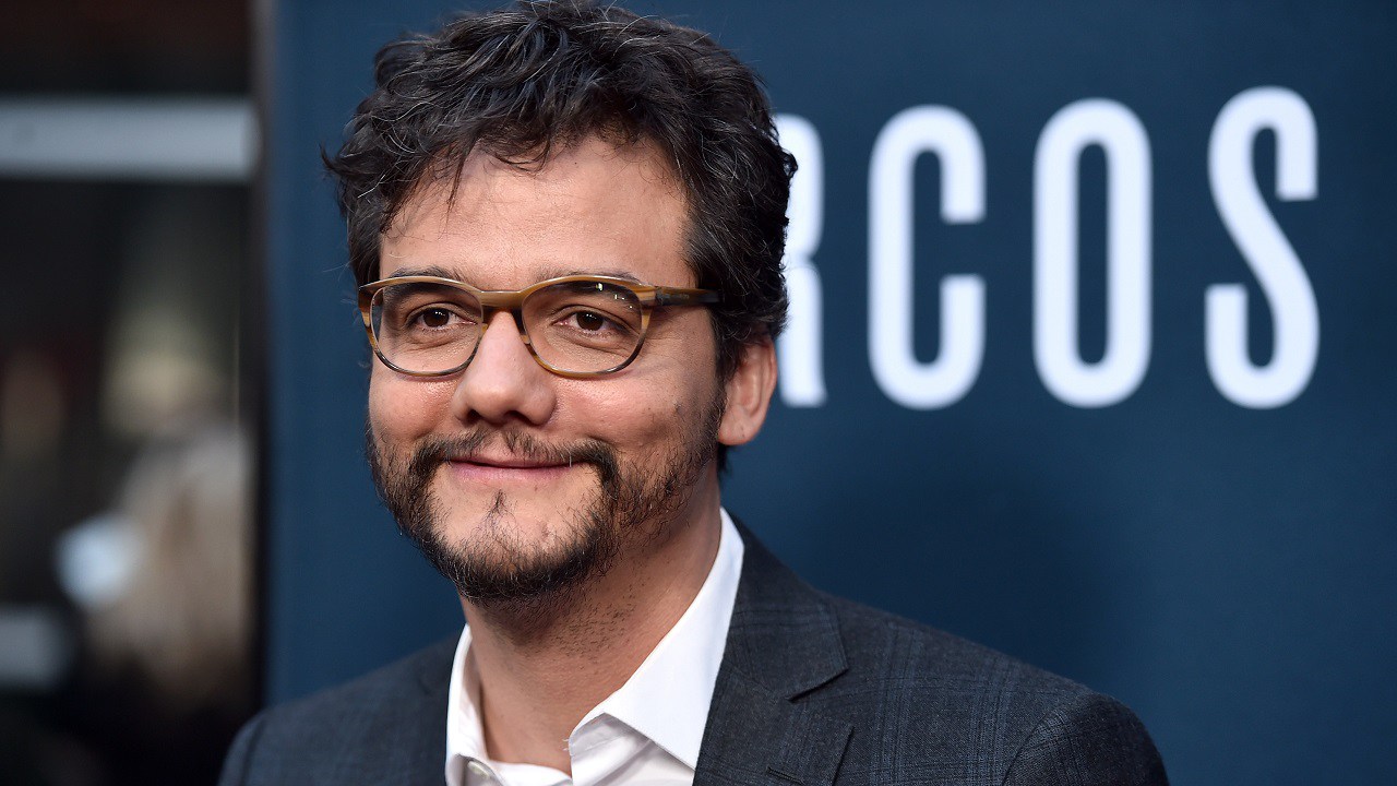 A imagem mostra Wagner Moura de óculos sorrindo