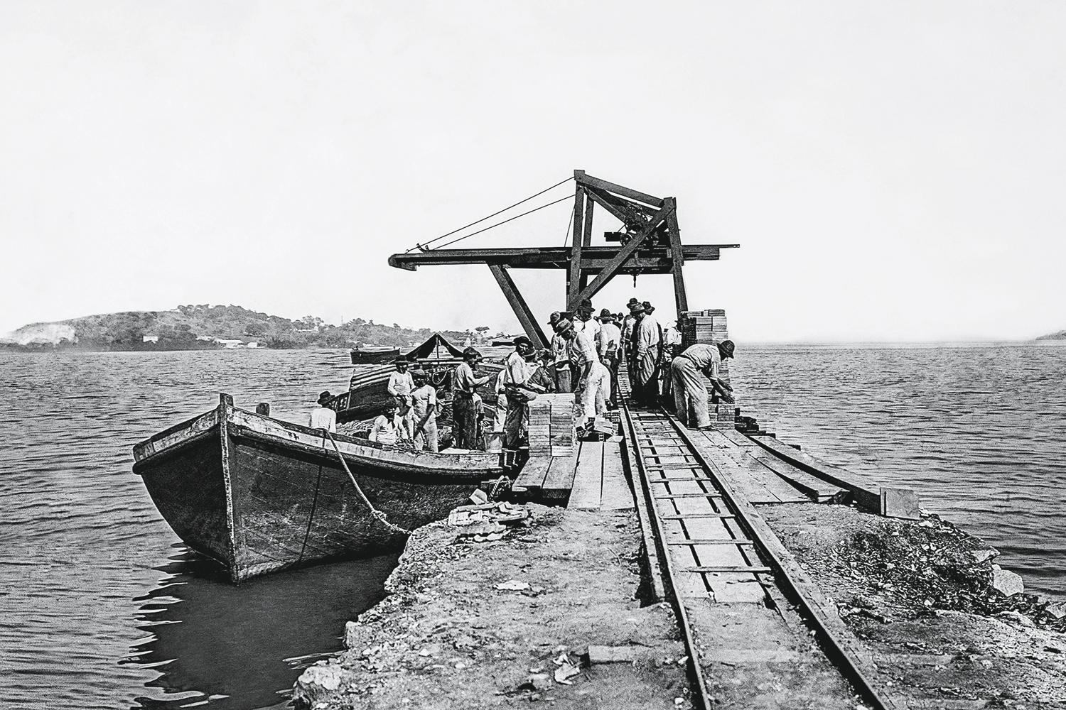 Ancoradouro em Manguinhos: a constru&ccedil;&atilde;o da Avenida Brasil, em 1946, aterrou grande parte das praias da Zona Norte -