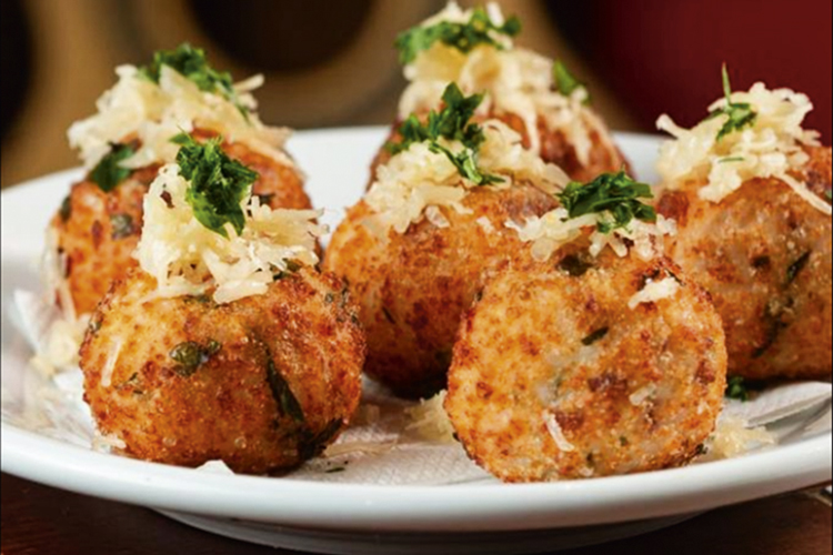 É de arroz: o bolinho frito em diferentes recheios nos cardápios dos bares