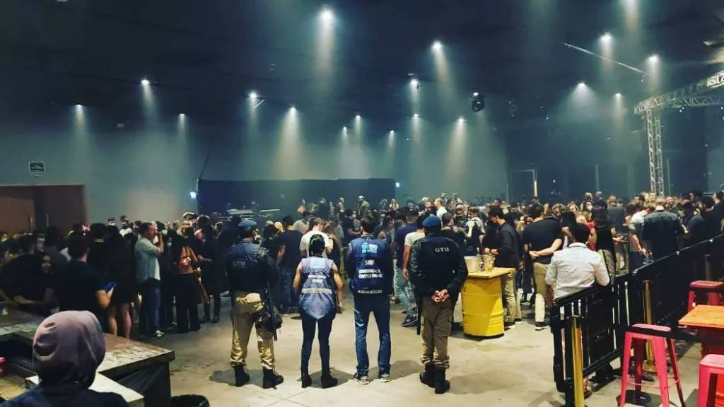 Covid: nem aí para variante Delta, 2 000 pessoas festejam no Cosme Velho
