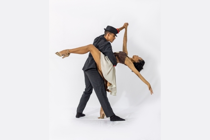 Casal de bailarinos fazendo um passo de dança