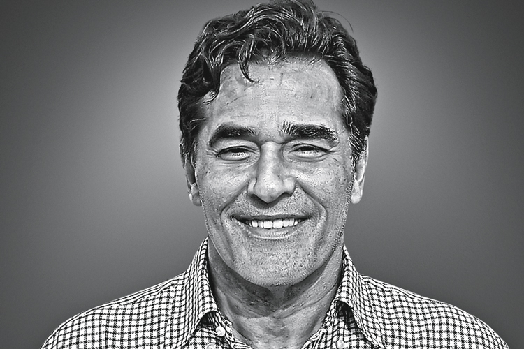 Luciano Szafir sorrindo em foto preto e branco