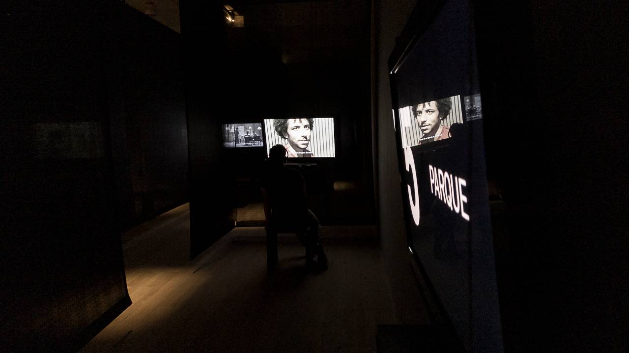 Instalação no Oi Futuro, em sala escura, mostra duas telas com peça-filme passando