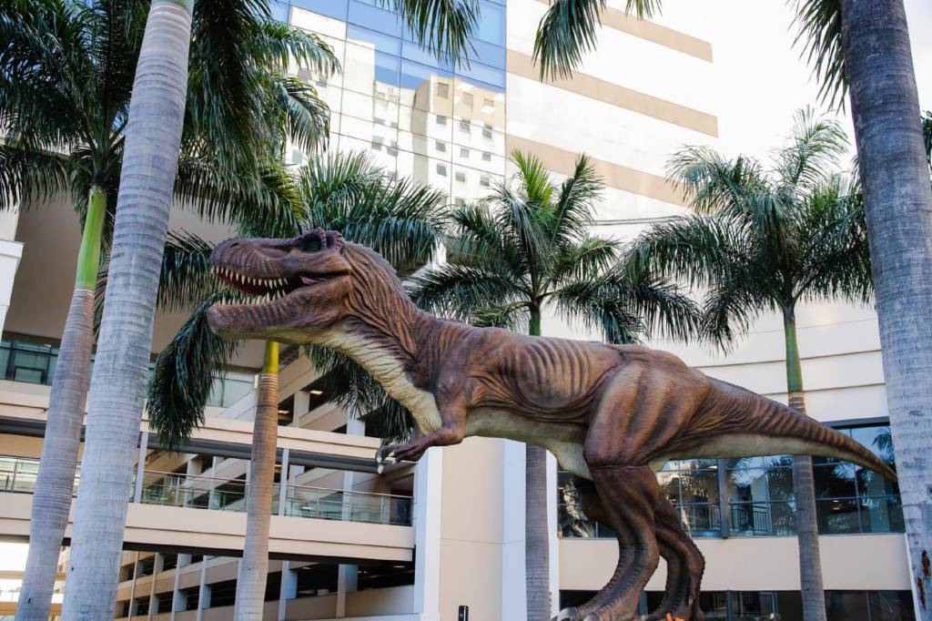 Viagem pré-histórica: réplicas de dinossauros são expostas no Nova América