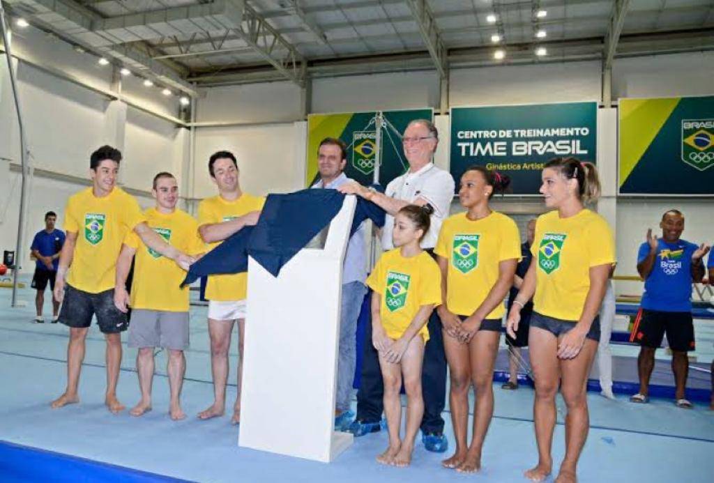 Paes ‘apaga’ Nuzman de foto com Rebeca Andrade e resultado tosco vira meme