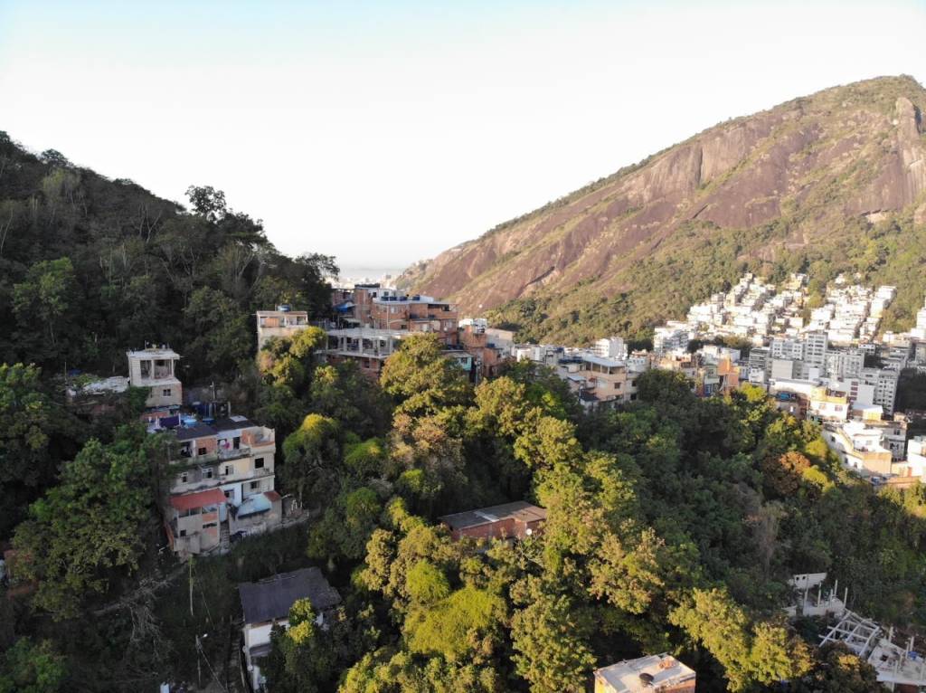 Prédio erguido em área de proteção ambiental em Botafogo é demolido