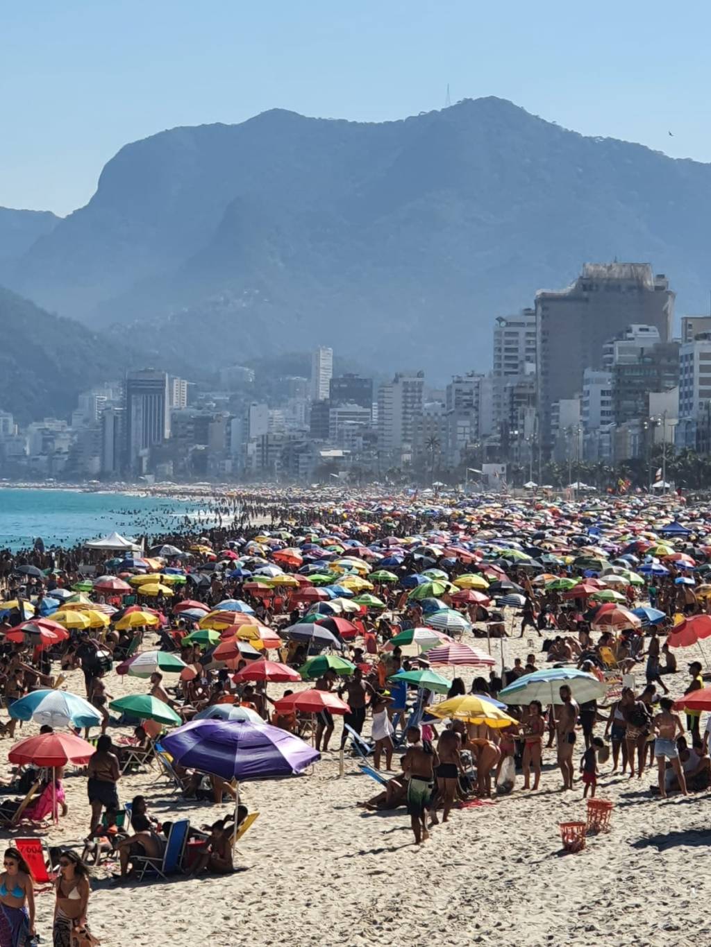 Arrastões, aglomeração, violência: praias do Rio têm fim de semana de caos