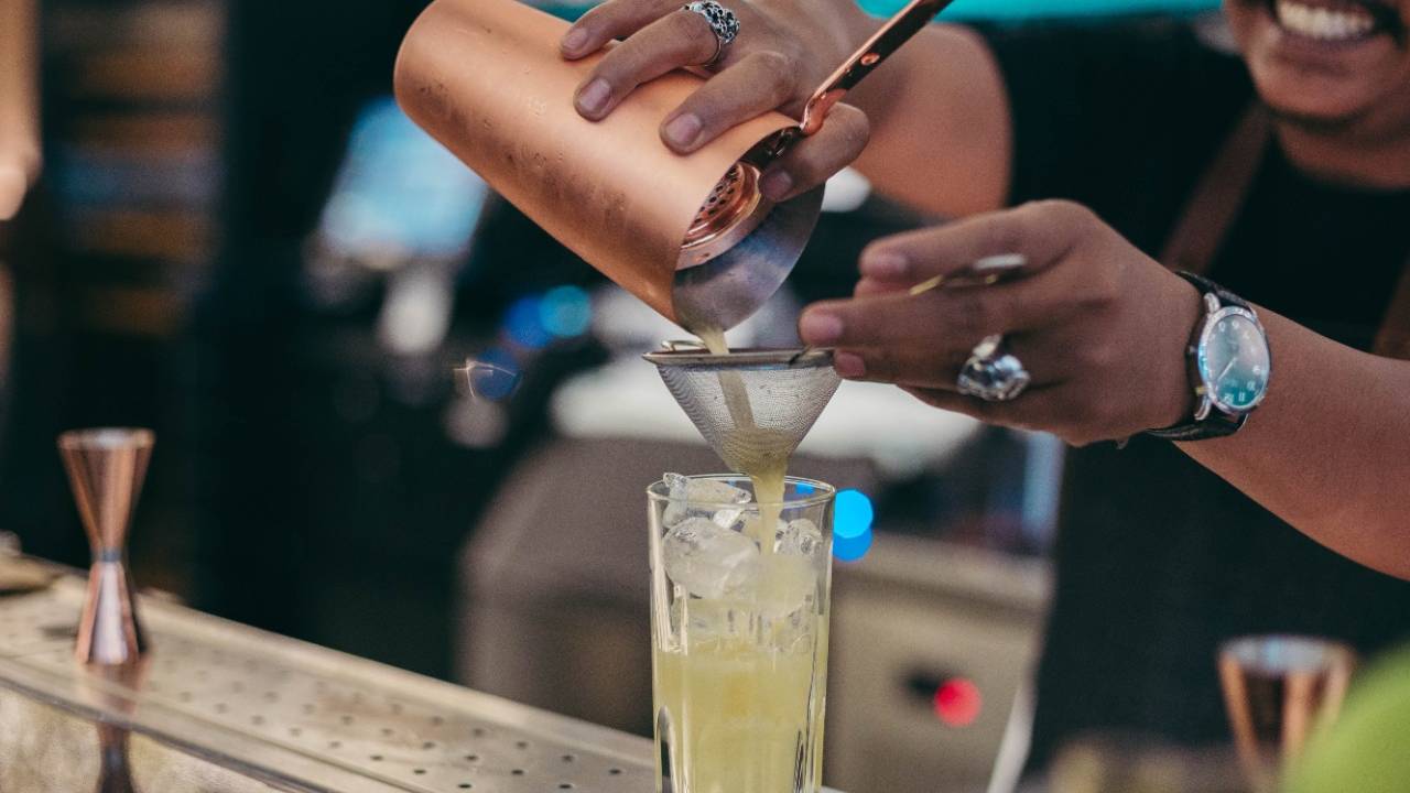 bartender servindo drinque